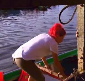 VIDEO / Misiune-surpriză pentru concurenţii "Asia Express"! Trebuie să livreze un colet în satul plutitor de lângă Siem Reap