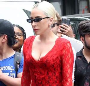 FOTO / Lady Gaga, apariţie dezastruoasă! A defilat cu chiloţii la vedere, la cel mai recent eveniment