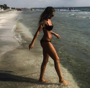 Diana Munteanu, periculos de provocatoare la plajă. Fundul bombat şi sânii voluptoţi au atras atenţia tuturor