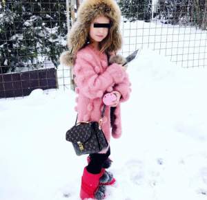 FOTO / Fiica Andreei Bănică îi calcă pe urme. Micuţa fashionistă a dat iama în garderoba mamei sale