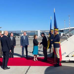Volodimir Zelenski în România. Președintele Ucrainei a sosit la București în aceeași ținută cu hanorac kaki / FOTO