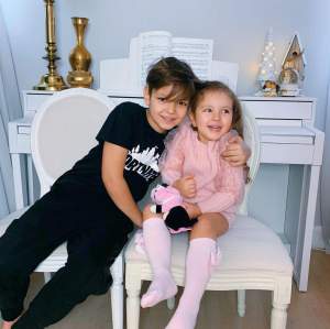 Elena Gheorghe își sărbătorește ambii copii. Ce cadouri le-a adus Moș Nicolae, de ziua lor onomastică / FOTO