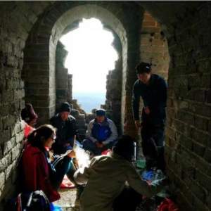 FOTO / Au dat foc Marelui Zid Chinezesc şi s-au apucat să gătească tăiţei. Poliţiştii au fost şocaţi când au ajuns la faţa locului