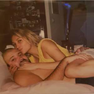 FOTO / Lora şi Ionuţ Ghenu, poză intimă în pat! S-a urcat pe el şi l-a sărutat pe frunte
