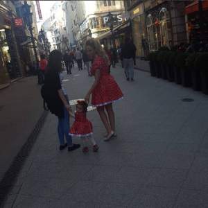 FOTO / Vedetă şi fetiţă, îmbrăcate în rochiţă! Fiica Sânzianei Buruiană, copia fidelă a mamei sale