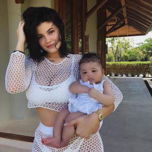 FOTO / I s-a reproşat că s-a îngrăşat, dar cum arată Kylie Jenner după ce a născut! Nu se sfieşte să pozeze în costum de baie