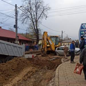 Accident cumplit în județul Botoșani, după ce o basculantă, un buldoescavator și două mașini s-au ciocnit. Au fost distruse gardul și peretele unei case / FOTO