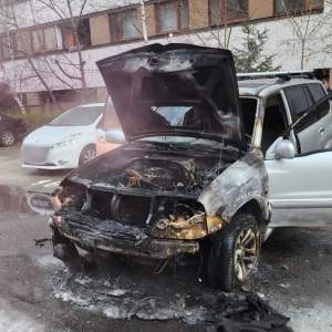 O mașină a luat foc într-o parcare din Cluj-Napoca. Pompierii s-au deplasat la fața locului
