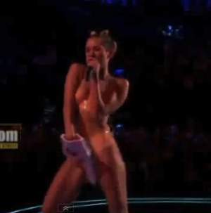 Miley Cyrus şochează din nou! Preferinţe stranii şi scene porno în direct!