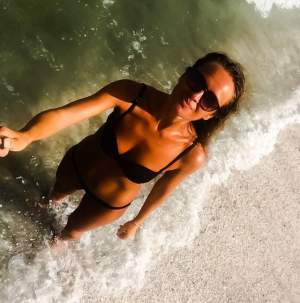 Diana Munteanu, periculos de provocatoare la plajă. Fundul bombat şi sânii voluptoţi au atras atenţia tuturor
