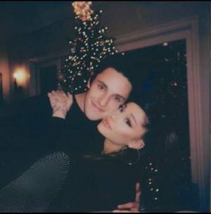 Ariana Grande și Dalton Gomez în tandrețuri de Crăciun, după ce s-au logodit! / FOTO