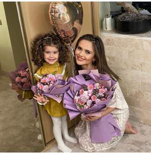 Oana Roman şi Cristina Şişcanu, împreună cu fiicele lor, se alătură sezonului 2 Mămici de pitici, cu lipici, de la Antena Stars