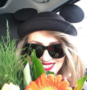 FOTO / Mirela Boureanu Vaida, înconjurată de flori de 1 martie! Toată lumea i-a privit pălăria