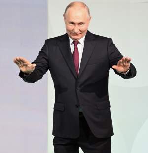 O expertă în limbajul corporal, semnele care arată că Vladimir Putin ar fi fost înlocuit de o sosie. Președintele rus ar fi murit