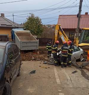 Accident cumplit în județul Botoșani, după ce o basculantă, un buldoescavator și două mașini s-au ciocnit. Au fost distruse gardul și peretele unei case / FOTO