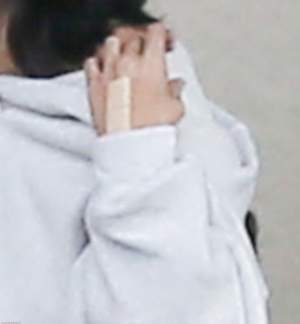FOTO / Selena Gomez se reabilitează cu... ţigări! Artista, surprinsă la o pauză de fumat în incinta clinicii