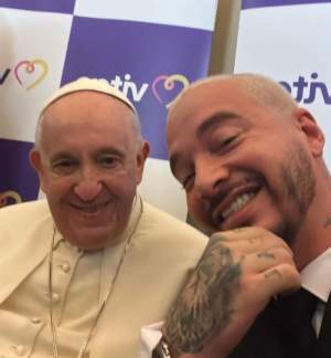 J Balvin s-a fotografiat cu Papa Francisc. Cântărețul a spus că a făcut poze cu Suveranul Pontif în stilul „latino gang” / FOTO