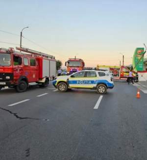 O femeie din Brașov a murit, după ce două mașini s-au ciocnit cu putere. Printre persoanele implicate în accident se numără și un copil / FOTO