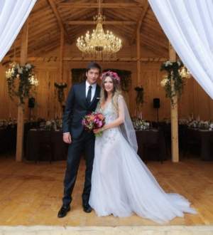 Adela Popescu şi Radu Vâlcan au avut două torturi la nunta din hambar! Imagini exclusive