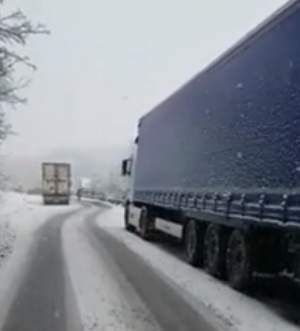VIDEO / Vremea surprinzătoare loveşte Mediaşul! Mai multe camioane au fost blocate pe DN14