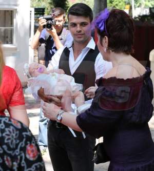 Elena Hueanu şi-a creştinat fetiţa! Vezi cât de drăgăstoasă a fost naşa cu bebeluşul! / FOTO & VIDEO