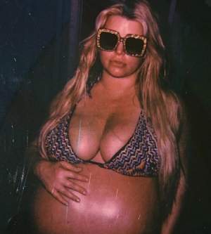Jessica Simpson, pusă la zid de fani, în ultimele zile de sarcină. "Pare gravidă de 12 luni" FOTO