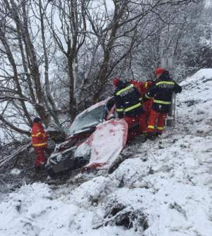 FOTO / Accident terifiant între Sibiu şi Agnita. Un bărbat și-a pierdut viața după ce s-a izbit de un copac