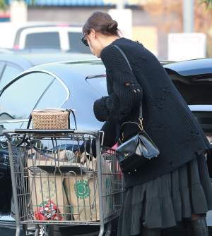 FOTO / Gravidă din showbiz, prinsă înfulecând pe ascuns în timp ce era la cumpărături cu mama-soacră