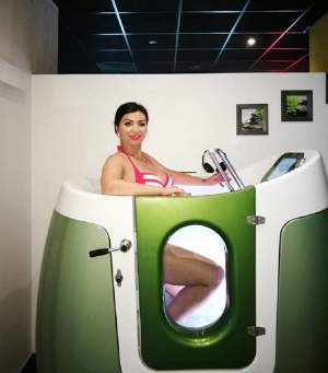 FOTO / Adriana Bahmuţeanu s-a pozat în costum de baie! Cum reuşeşte prezentatoarea să îşi tonifieze posteriorul la 43 de ani