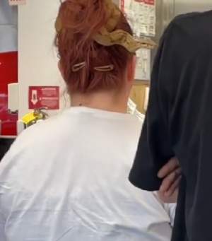 Imagini șocante surprinse într-un fastfood. O clientă care își aștepta rândul și-a prins părul cu un șarpe / VIDEO