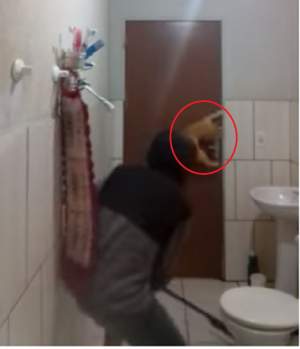 VIDEO / Râzi copios! A vrut să scape de şobolanul din baie, dar a ajuns să fie ea cea care e "vânată"