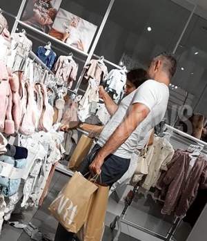 Ștefan Lungu și iubita, la cumpărături pentru haine de bebeluși! Cum a fost surprins fostul soț al Ancăi Lungu / PAPARAZZI