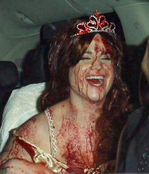 Mii de oameni au rămas cu gura căscată când au văzut-o! Vezi ce a pățit Kelly Osbourne! / FOTO