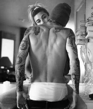 FOTO / Justin Bieber, scene fierbinți cu soția sa. Cum au fost fotografiați cei doi îndrăgostiți