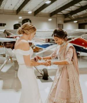 Două stewardese s-au căsătorit într-un hangar plin cu avioane. Nunta a devenit virală pe TikTok / VIDEO
