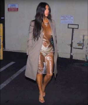 VIDEO / Kim Kardashian a îmbrăcat cea mai transparentă ţinută şi a arătat aproape tot! Ce a observat toată lumea pe pielea vedetei