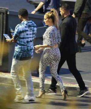 FOTO / În reclamă - fund perfect, în realitate - jale! Jennifer Lopez a dat-o în bară!