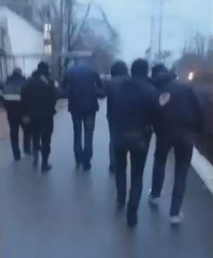 VIDEO / Şocant! Un bărbat din Chişinău a fost împuşcat în cap! Ei sunt agresorii reţinuţi
