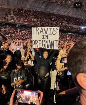 Kourtney Kardashian este însărcinată! Vedeta l-a anunțat pe Travis Barker la un concert că este gravidă / VIDEO