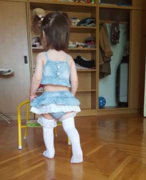 FOTO / Sânziana Buruiană o ţine numai într-o FIŢĂ pe fiica sa! Ce haine de păpuşă are Izabela
