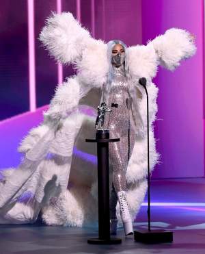 Lady Gaga s-a protejat de COVID-19, la MTV Video Music Awards! Măștile extravagante cu care a făcut impresie / FOTO