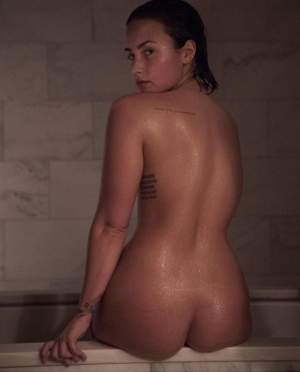 Demi Lovato a pozat nud, la împlinirea a 27 de ani. Artista și-a surprins fanii cu cea mai hot ipostază!