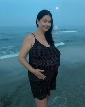 VIDEO / Tavi Clonda o răsfaţă pe plajă pe Gabriela Cristea! Viitoarea mamă are parte de tratament "regesc"