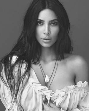 FOTO / Kim Kardashian și-a blocat fanii, care au criticat-o! Cum s-a dat de gol că își retușează pozele, în cel mai ridicol mod