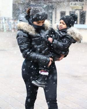 FOTO / Kim Kardashian şi-a scos fiica la ski. Uite ce dulce este cea mică!