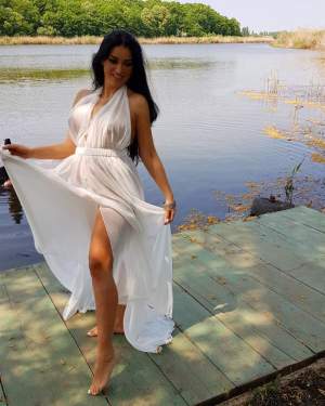 FOTO / Însărcinată în aproape 7 luni, Elena Ionescu, ex-Mandinga, s-a pozat într-o rochie sexy și transparentă