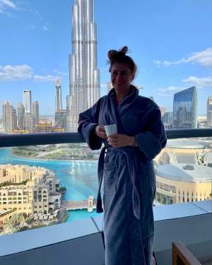 FOTO / Anamaria Prodan, așa cum n-ai mai văzut-o! Nemachiată și în halat, pe balconul din Dubai