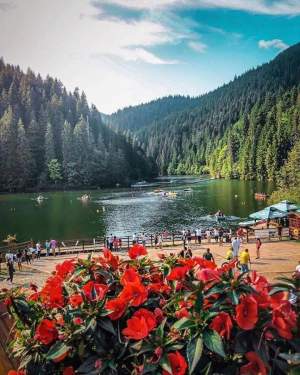 Lacul "sinucigaș" din România. De ce apele devin roșii și ce legendă sinistră ascunde / FOTO