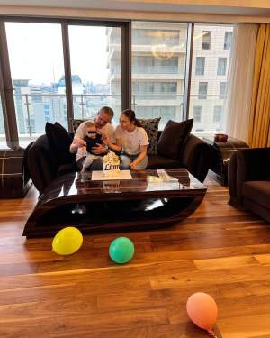 Fiul lui Laurențiu Reghecampf și al Corinei Caciuc a împlinit un an. Antrenorul și iubita sa, imagine emoționantă alături de Liam / FOTO