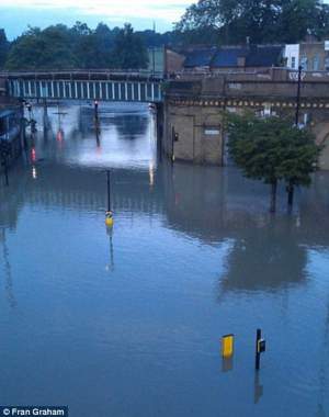 Londra este înghiţită de ape!!! Imaginile sunt şocante